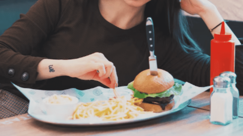 Comer tarde podría provocar obesidad y mayor riesgo de diabetes(UNSPLASH)