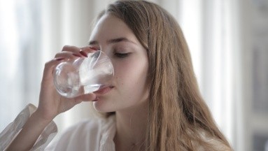 ¿Te cuesta trabajo beber agua? Los mejores trucos para aumentar su consumo