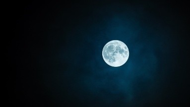 ¿La luna realmente afecta tu salud mental? Una psicóloga lo explica
