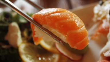 ¿Comer pescado crudo? 3 tipos de personas que no deberían consumirlo así