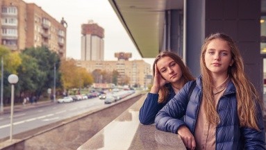 ¿Por qué las niñas de nuevas generaciones están más ansiosas y deprimidas?