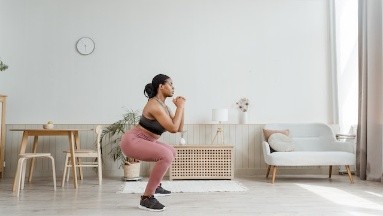 Sentadilla kang, un ejercicio que ayuda a fortalecer la parte baja de tu cuerpo