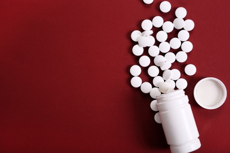 Las aspirinas pueden tomarse con o sin receta médica y hay quienes dicen que consumirla con Coca-Cola puede ayudar a despertar. Foto: Unsplash 
