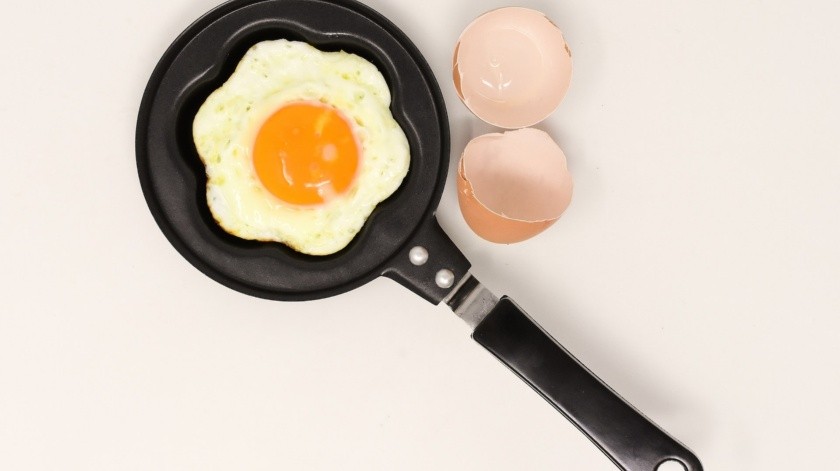 Los huevos contienen yema y clara. Se pueden preparar de varias maneras.(Archivo GH.)