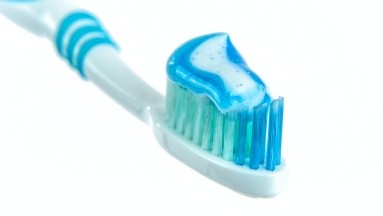 ¿Cómo mantener el cepillo de dientes libre de bacterias?