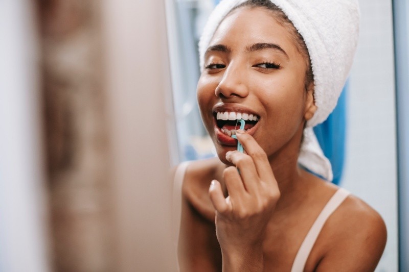 Aunque las gárgaras de agua con sal tienen varios beneficios, nunca deben usarse para reemplazar su rutina diaria de higiene bucal. 