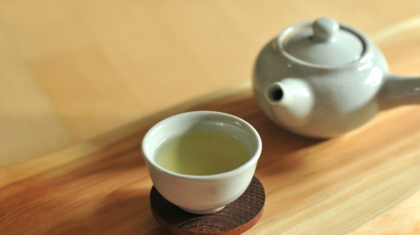 Baja de peso bebiendo té verde(UNSPLASH)