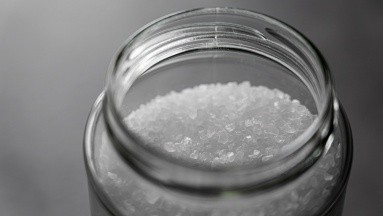¿Qué tan efectivas son las gárgaras de sal para eliminar las bacterias de los dientes?