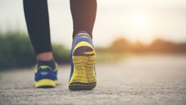 Caminar 8 mil 200 pasos al día podría reducir riesgo de enfermedades crónicas: Estudio
