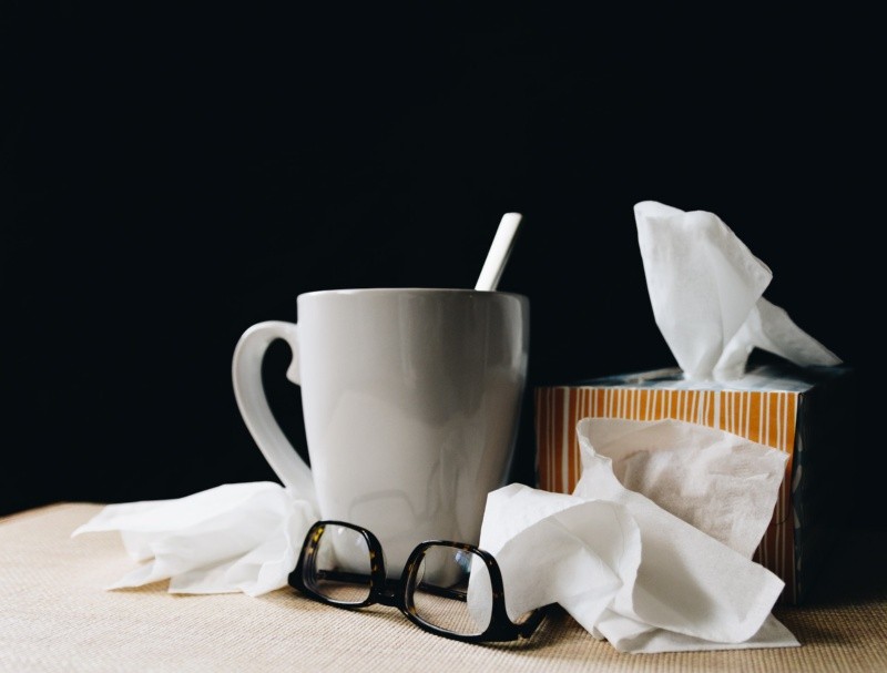   Los resfriados común son más leves y son más propensos a tener moqueo o congestión nasal que las personas con influenza.