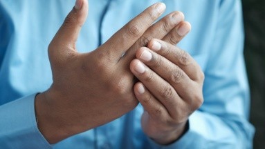 ¿Qué es lo que provoca la artritis reumatoidea?