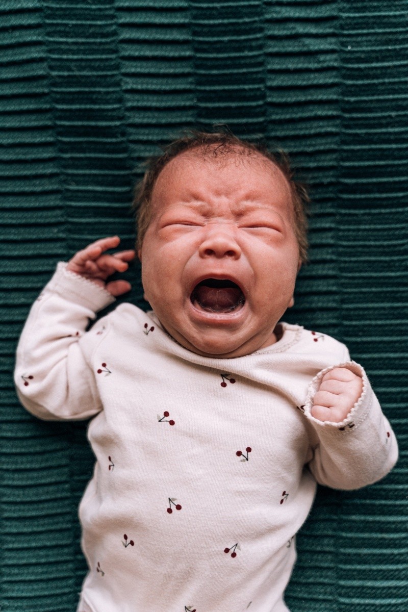  Algunos síntomas en los bebés son  tocarse constantemente la oreja, irritabilidad y llanto. 