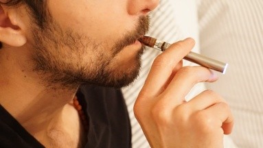 Los cigarros electrónicos son igual de dañinos que el tabaco, según estudio