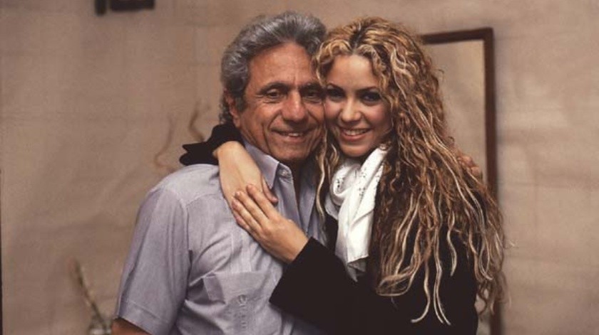 Shakira se encuentra apoyando a su papá