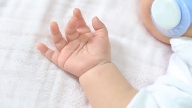 Riesgos del colecho: Bebé de un mes muere asfixiada al dormir con sus padres