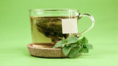 El té verde y los arándanos podrían estar vinculados a un menor riesgo de demencia, según estudio