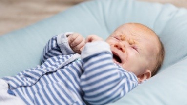 Por riesgo de asfixia y muerte, FDA alerta sobre uso de almohadas moldeadoras para bebés