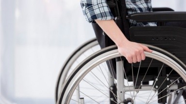 Hombre noruego afirma que se identifica como mujer discapacitada en silla de ruedas