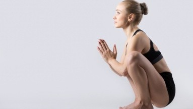 Esta postura de yoga podría ayudar a aliviar el problema de estreñimiento