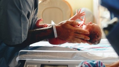 ¿Cesárea o Natural? La respuesta de los bebés a las vacunas está relacionada con el tipo de parto, según estudio
