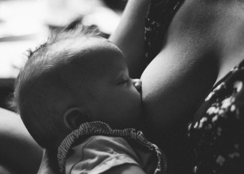  La leche materna reduce los riesgos de infección en comparación con la fórmula infantil. 