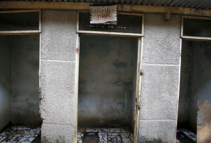  Un servicio público en una escuela con un cartel que dice 'baños de niñas' en el barrio de Adjame de Abiyán, en Costa de Marfil, en una imagen de 2021