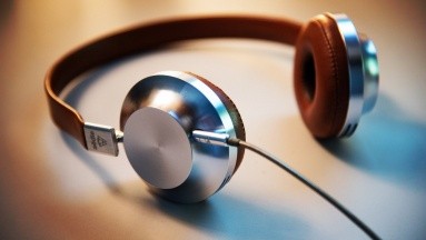 Escuchar música alta vuelve a los jóvenes más propensos de perder la audición