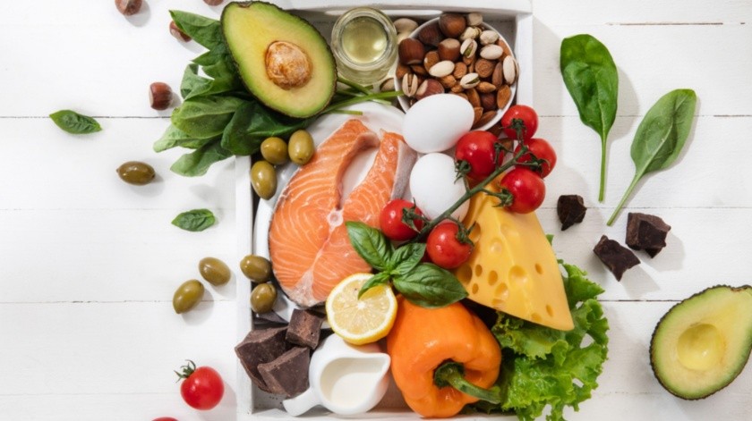 La alimentación saludable, como la Dieta Dash, puede ayudar a reducir el colesterol y los triglicéridos.(Freepik)