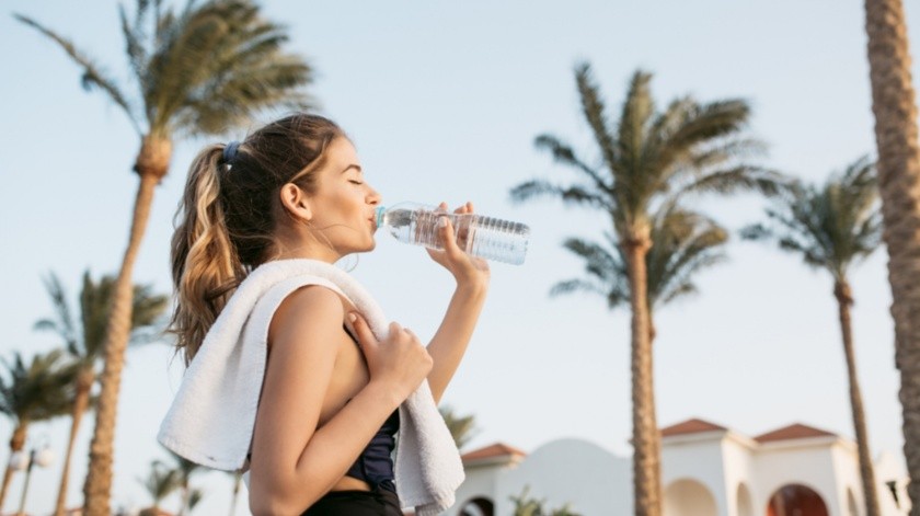 El estudio sugiere que los 2 litros de agua al día serían demasiado para algunas personas.(Freepik)