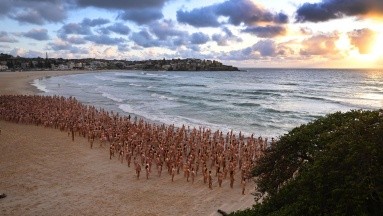 Contra el cáncer de piel, más de 2 mil personas se desnudan en playa australiana