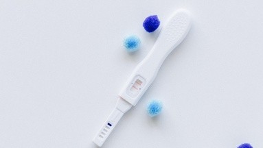 Test de embarazo: ¿Qué sucede si un hombre orina una prueba de embarazo y el resultado es positivo?