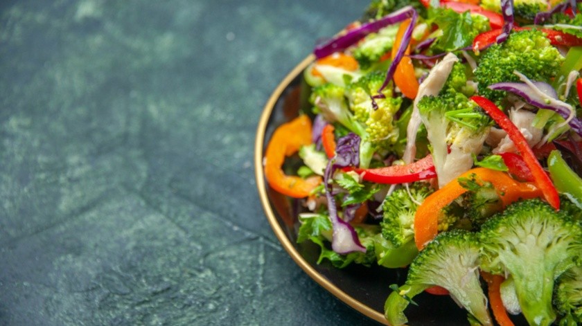 Los alimentos que se incluyen en la dieta pueden afectar o beneficiar a la presión arterial.(Freepik)