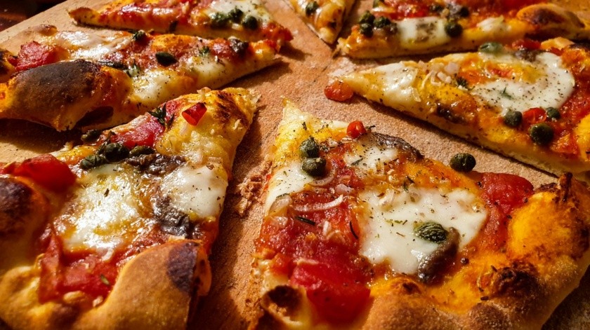 La pizza fría es un manjar para muchos pero no es tan segura si se dejó fuera del refrigerador.(Unsplash)