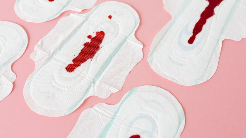 Unos coágulos de sangre durante la menstruación pueden ocurrir cuando hay mucho flujo.(Archivo GH.)