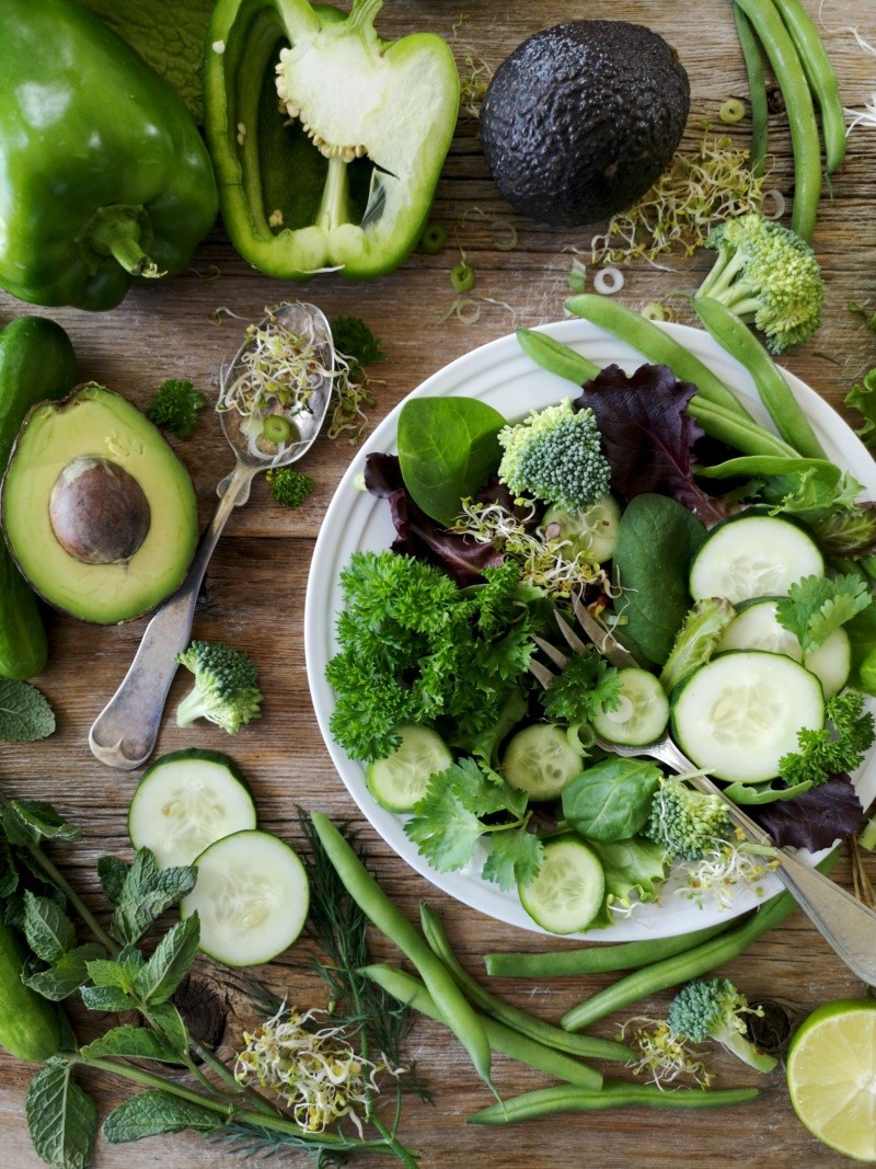 La vitamina K está presente en las verduras de hoja verde, el brócoli, el hígado, las carnes, los guisantes y los huevos.