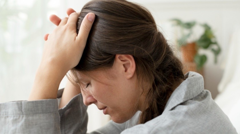 Las mujeres pueden experimentar algunos síntomas diferentes a los hombres cuando se trata de un derrame cerebral.(Freepik)