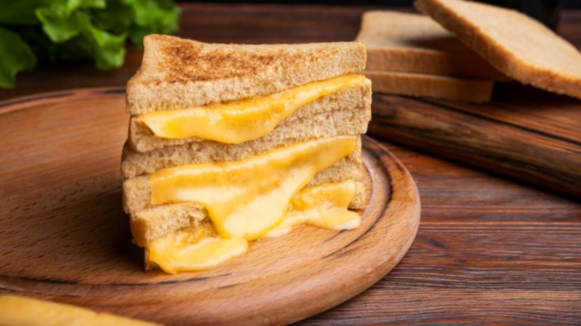 El queso americano suele utilizarse para preparar sándwiches o hamburguesas.(Freepik)