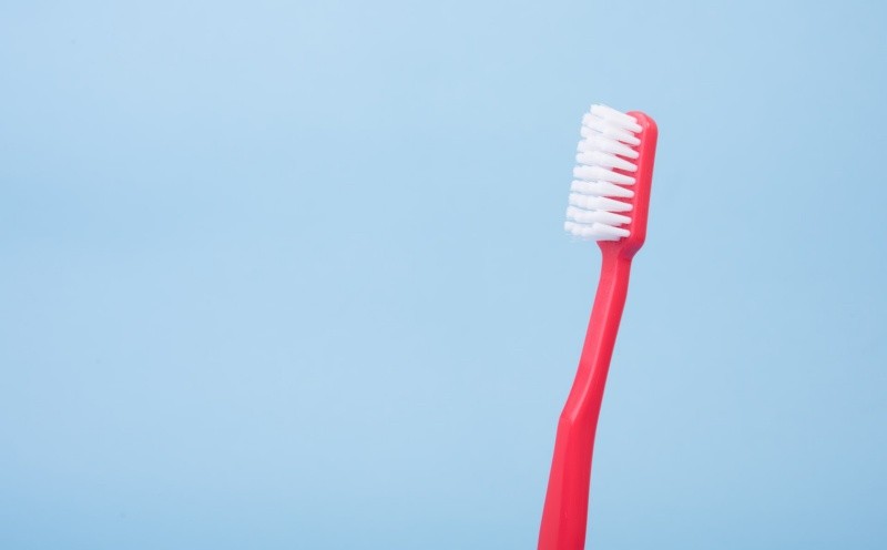 Es importante cepillarte los dientes con suavidad con un cepillo de cerdas suaves al menos dos veces al día.  