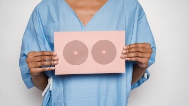 Una mujer descubrió que padecía cáncer de mama tras ver una publicación Facebook