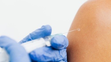 La EMA prevé vacunas periodicas contra covid-19: “El virus llegó para quedarse”