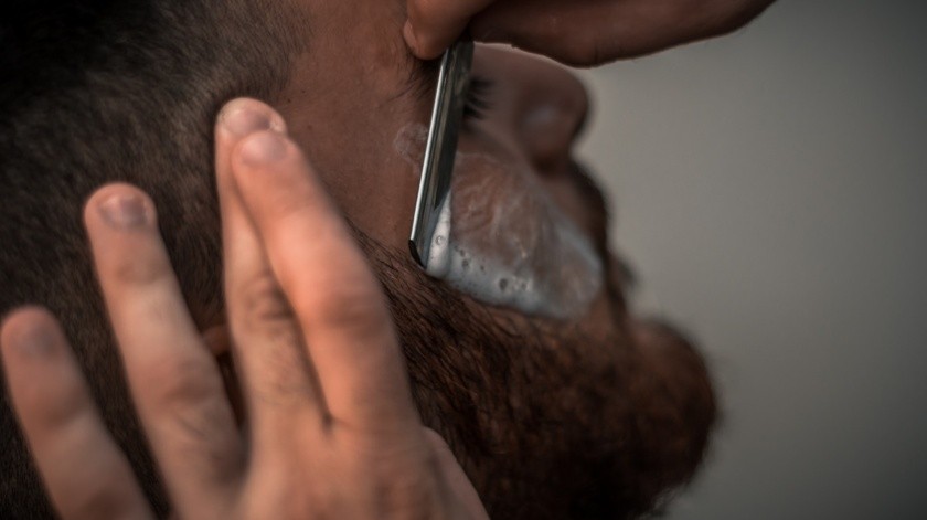 Afeitarse con una cuchilla vieja pone en riesgo la salud de tu piel(UNSPLASH)