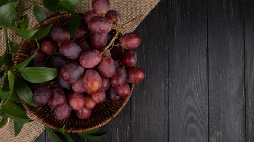 Las uvas son perfectas para un bocadillo saludable pero delicioso antes de la cena de Navidad.(Freepik)