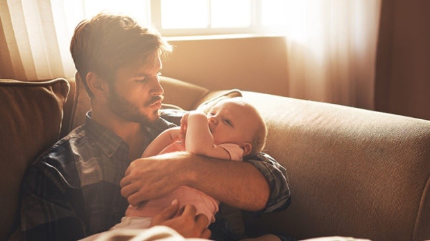 Los hombres también pueden tener problemas como depresión, estrés con la llegada del bebé(Cleveland Clinic)