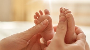 Caso de gemelos unidos: Madre da a luz a bebés que comparten abdomen y pecho
