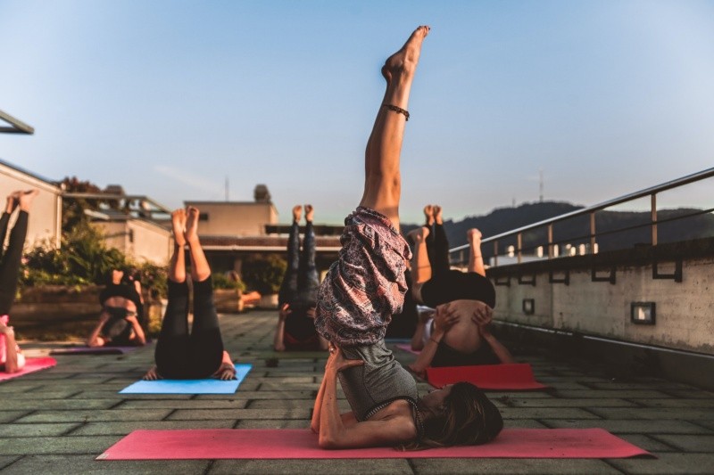  Se analizaron movimientos livianos, respiración profunda y meditación en un grupo de pacientes durante 12 semanas contra otro grupo que no practicaba yoga.
