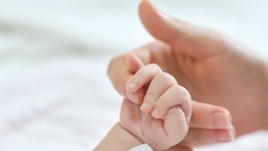 Bebé nace con gran parte de su cuerpo cubierto de vello oscuro debido a esta afección