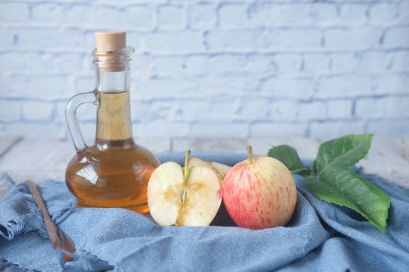  El vinagre de manzana contiene ácido acético, que, según se dice, reduce las bacterias que causan las infecciones