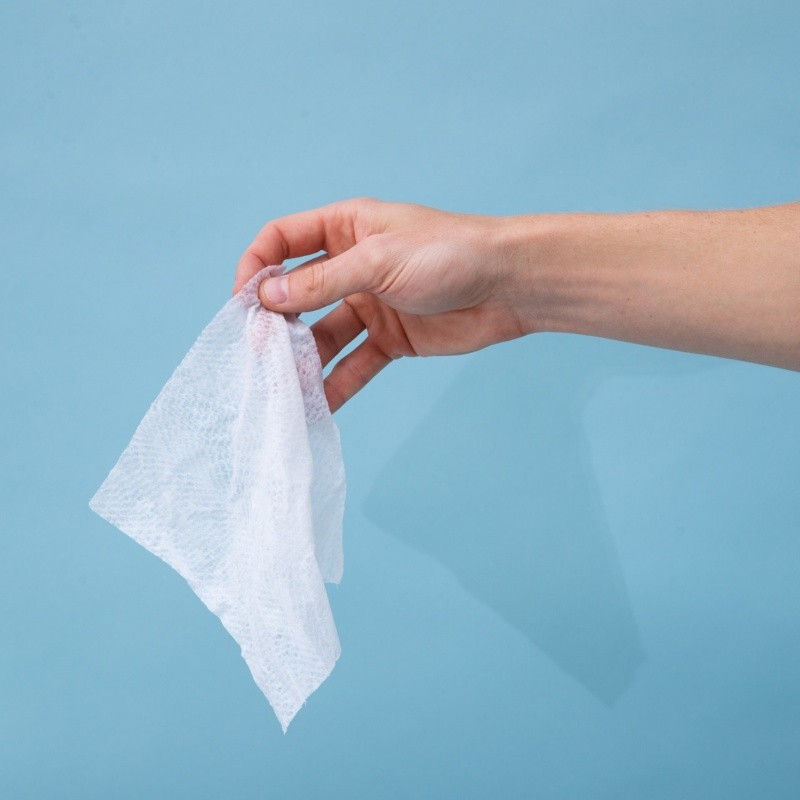  Secarse las manos con toallas de papel no solo las seca más rápido, sino que la fricción también elimina las bacterias para dejarlas más limpias
