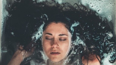 Las consecuencias de acostarse a dormir con el cabello mojado