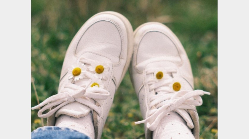 Los zapatos blancos tienden a ensuciarse mucho.(Pexels.)